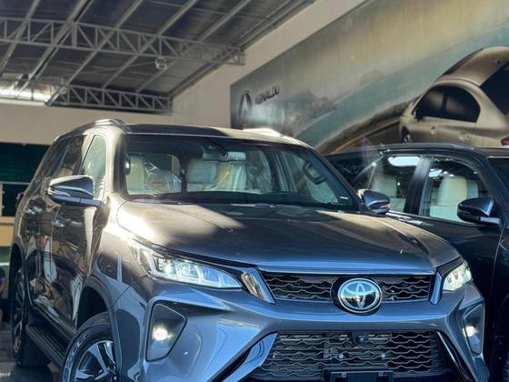 TOYOTA HILUX SW4 2.8 D-4D TURBO DIESEL DIAMOND 7L 4X4 AUTOMÁTICO